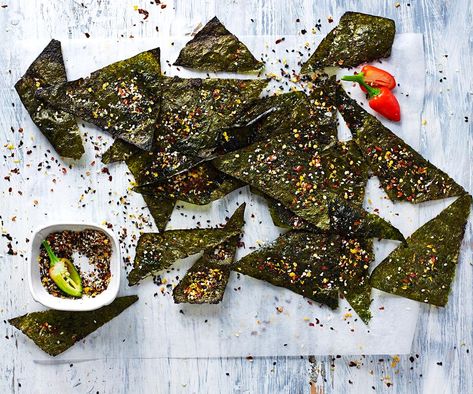 Get creative in the kitchen and whip up some of these deliciously crunchy toasted nori chips! A great idea for healthy snacking! Nori Chips, Nori Recipe, Japanese Spices, Healthy Lunches For Kids, Fruit Serving, Chips Recipe, Free Snacks, Kids Lunch, Healthy Kids