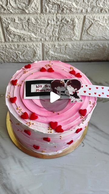 Pooja Chimurkar Ninawe | Nagpur Baker on Instagram: "So do something special for your girlfriend /wife with this trendy cake😍  You can change message from "will you marry me?" To "Happy anniversary" or "happy birthday", Also can change couple according to your wish 😄  Follow @bakemydaycooking for more amazing new trends😍  #reels #reelsinstagram #trendingcake #messagecake #cakereels #cakes #proposalcake #proposeday #yummycakes #trendycake #nagpurblogger #nagpur #onlineclaases #bakemydaycookingstudio" Selfie Queen Cake Design, 10th Anniversary Cake Ideas, Cake Designs For Wife Birthday, Birthday Cake For Wife Love, Secret Message Cake, Will You Marry Me Cake, Mini Cake Designs Birthday, 10 Years Anniversary Cake, Wife Birthday Cake Design