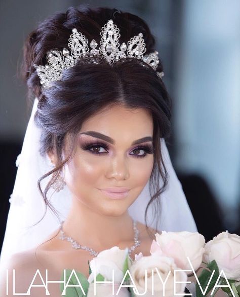 Bodas Wedding Updo With Tiara, Bridal Updos For Long Hair With Tiara, Wedding Hairstyles For Long Hair With Veil And Crown, Wedding Updo With Veil And Tiara, Bridal Tiara With Veil Updo, Bride Hair Updo With Veil And Tiara, Wedding Hairstyles With Tiara, Wedding Hairstyles And Makeup, Bride Tiara