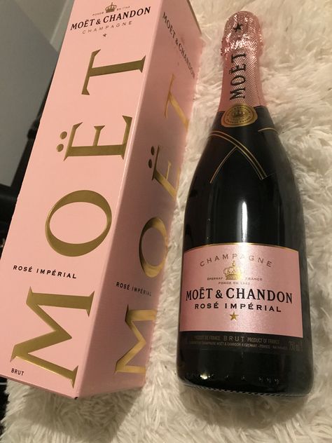 Pink Moet Champagne Aesthetic, Chandon Rose, Moet Chandon Champagne, Pretty Alcoholic Drinks, Bistro Food, Alcohol Aesthetic, Alcohol Bottles, Boozy Drinks, Pretty Drinks