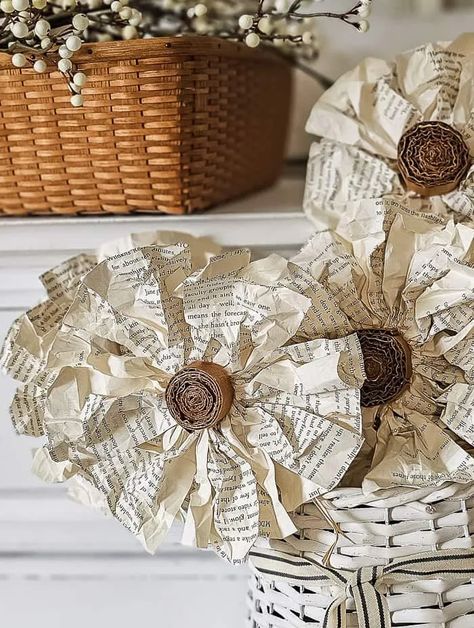 Book Page Fall Decor, Flowers Made From Book Pages, Boho Paper Flowers Diy, Crafts With Books Diy, Crafts With Book Pages, Recycled Book Crafts, Book Decorations, Primitive Sunflowers, Book Page Roses