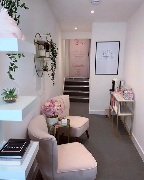 Lash Room Waiting Area, Simple Beauty Room Ideas, Pink And Grey Esthetician Room, Esthetician Waiting Room Decor, Beauty Therapist Room, In Home Beauty Studio, Massage Waiting Room Ideas, Small Salon Waiting Area, Spa Waiting Room Ideas