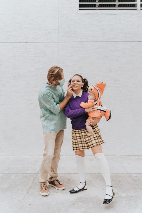 HALLOWEEN IDEAS: Family costume - NEMO, Darla and Dentist | Nany's Klozet Nemo Baby Costume, Disney Family Halloween Costumes, Matching Family Halloween Costumes, Disney Family Costumes, Nemo Costume, Family Themed Halloween Costumes, Pregnant Halloween Costumes, Halloween Parejas, Run Disney Costumes