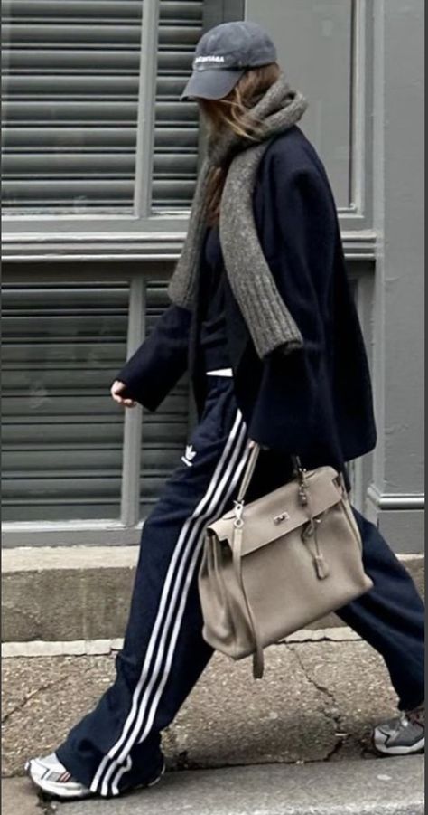 Adidas Track Pants Outfit, Looks Adidas, Track Pants Outfit, Look Adidas, Looks Party, Mode Casual, Looks Street Style, Adidas Outfit, Outfit Trends