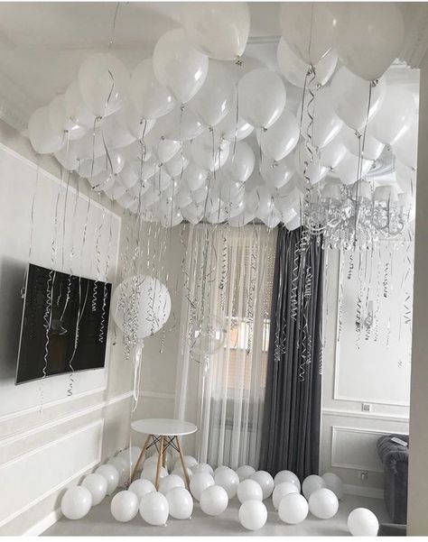 White Balloons On Ceiling, White Balloon Ceiling, White Bday Decor, Festa All White, White Party Aesthetic, White Birthday Decorations, Bridal Suite Decor, White Party Theme, White Birthday Party