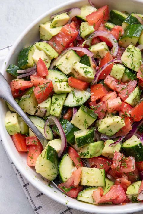 Courgette Salad, Simple Salad Ideas, Healthy Ramadan Recipes, Cucumber Tomato Avocado Salad, Cucumber Avocado Salad, Cucumber Avocado, Quick Salads, Spring Roll Recipe, Cucumber Tomato Salad