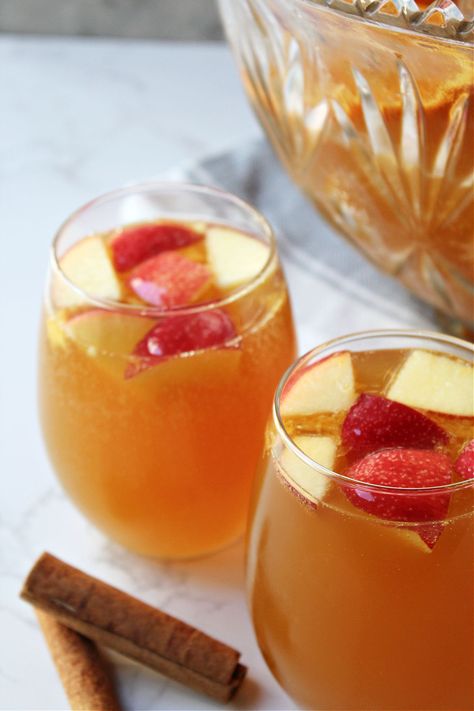 Apple Cider Punch Apple Juice Punch, Christmas Apple Cider, Christmas Cider, Cider Punch, Apple Cider Punch, Fall Drink Recipes, Pitcher Drinks, Fall Drink, Christmas Punch