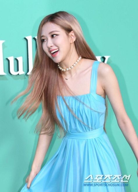 Rose Pink Dress Blackpink, Rose In Pink Dress Blackpink, Rose Blue Dress Blackpink, Rosé Blackpink Red Carpet, Rose Black Pink Ysl, Rose Blackpink, Blackpink Video, Park Chaeyoung, Rosé Blackpink