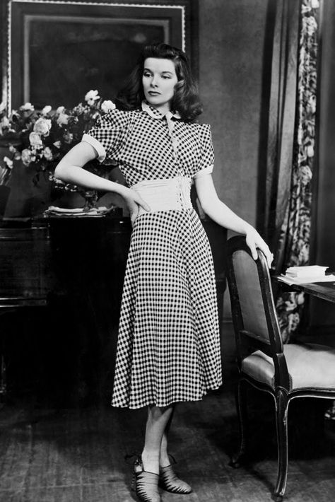 Katharine Hepburn in The Philadelphia Story, 1940; The idealized silhouette of the time was broad shoulders, tiny waist, and full hips yet women still maintained a natural look and waistline. Katharine is wearing a gingham dress that has a peter pan collar (popular in the 60s) with a corset over the top (popular style in 2016).   Source: Marie Claire (“We highlight the key moments for 1940s fashion”) Philadelphia Story, 1940s Fashion Women, 1940s Women, Kawaii Clothes Goth, 1940s Woman, Katherine Hepburn, Fashion 1940s, Lana Turner, Katharine Hepburn