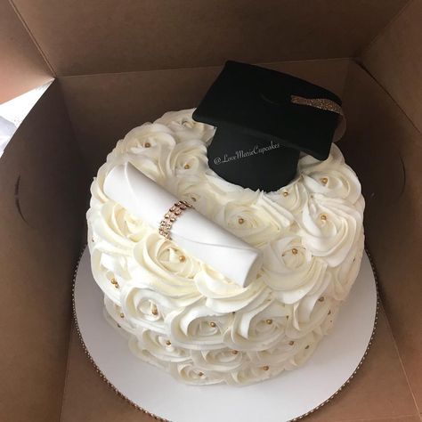 Graduation College Cake, Graduation Cake For High School, Graduation Cake For Girl, Matric Cakes, Graduation Sweets Table, Simple Grad Cake, Round Graduation Cakes, Graduation Cakes For High School 2020, Senior Cake Ideas