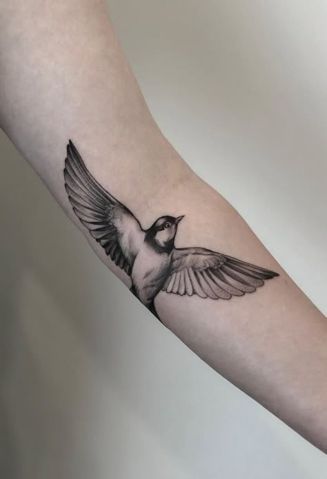 Bird Tattoo Bird Tattoos Arm, Tiny Bird Tattoos, Bird Tattoos For Women, New Zealand Tattoo, Vogel Tattoo, Black Bird Tattoo, Flying Bird Tattoo, Serpent Tattoo, Tattoo Line