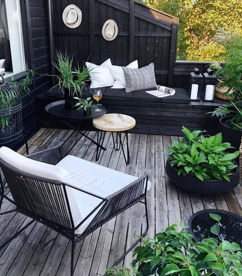 Practical Decorating Ideas for Small Wooden Decks, Outdoor Rooms Staging Tips Design Per Patio, Wooden Deck, Outdoor Kitchen Patio, Pergola Patio, Design Exterior, Black Furniture, Balcony Design, Outdoor Deck, Decor Minimalist