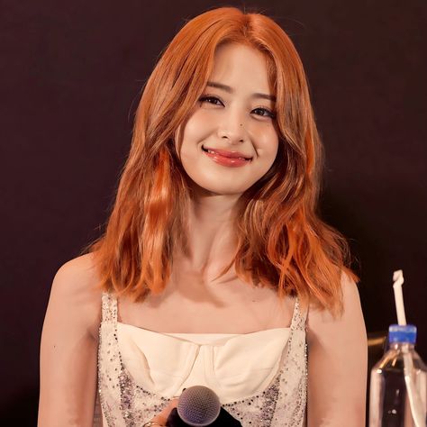 Huh Yunjin Orange Hair, Medium Orange Hair, Yunjin Ginger Hair, Yunjin Red-haired, Ginger Yunjin, Yunjin Short Hair, Yunjin Haircolor, Huh Yunjin Smile, Yunjin Orange Hair