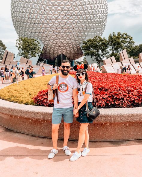 Disneyland Honeymoon Outfits, Disneyland Couples Outfits, Couple Outfits Fall, Disneyland Couples Pictures, Disney Couple Outfits, Relationship Photoshoot, Disneyland Couple, Disneyland Outfit Ideas, Disneyworld Outfits