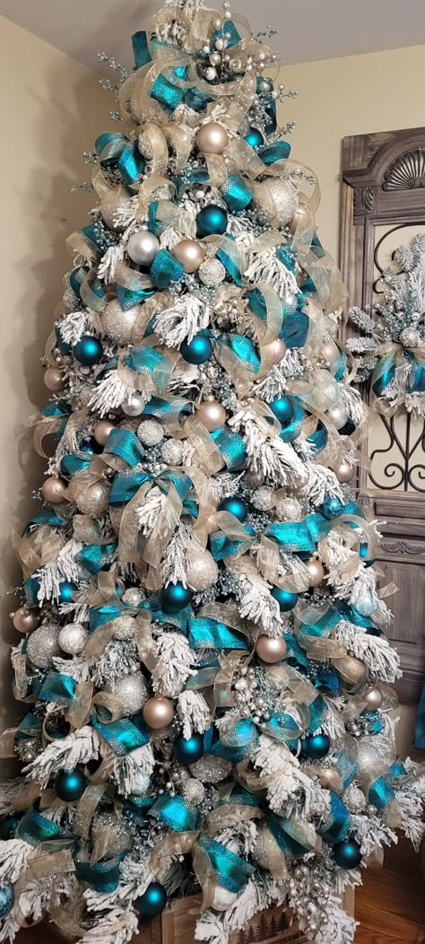 Teal Christmas Tree Ideas, Festival Tree, Teal Christmas Decorations, Teal Christmas Tree, Turquoise Christmas Tree, Blue Christmas Tree Decorations, Teal Christmas, Glam Christmas Decor, Live Room