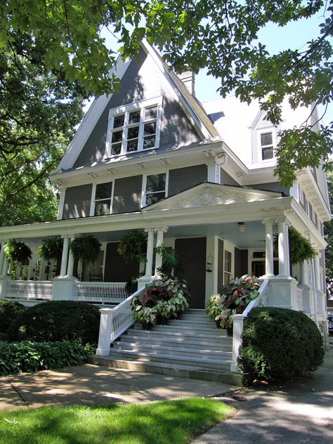 . Renovation Facade, Victorian Farmhouse, Oak Park, Interior Modern, Cool Ideas, Dream House Exterior, House Goals, Pretty House, Victorian Homes