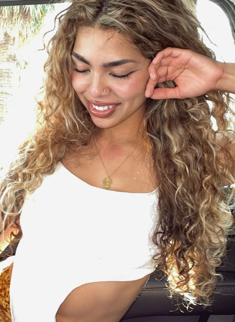 Curly Long Hair Balayage, Curly Hair Inspo Highlights, Brown Hair Dye Curly Hair, Hair Color Ideas For Long Curly Hair, Honey Blonde Balayage Wavy Hair, Blonde Curly Hair Olive Skin, Light Color Curly Hair, Blonde Hair Color Ideas For Mixed Women, Curly Sandy Blonde Hair