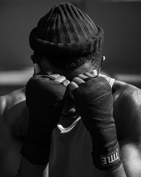 Faceless Portrait Black And White Boxing Photography, Boxing Training Photography, Boxing Film Photography, Boxing Gym Photoshoot, Boxing Dark Aesthetic, Boxing Photoshoot Male, Black And White Sports Photography, Boxing Black And White, Boxer Photoshoot