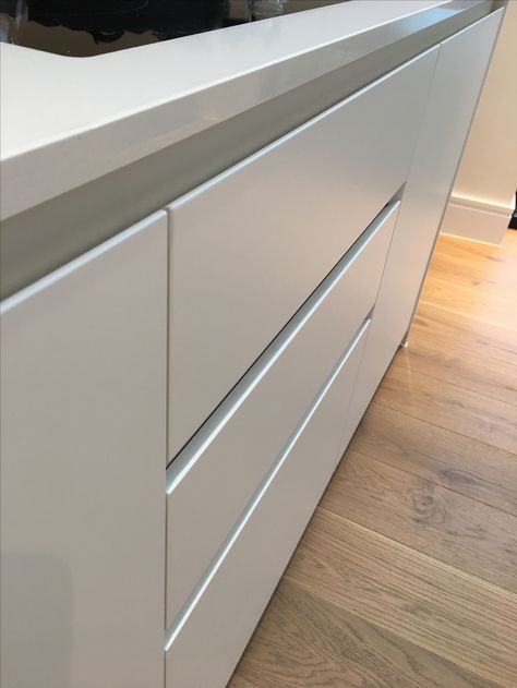 No Handle Cabinet Kitchen, Handless Kitchen Cabinets Modern, Handless Kitchen Drawers, Kitchen Handles White Cabinets, Kitchen Draw Handles, Kitchen Cabinets Without Handles, White Kitchen Drawers, Handleless Kitchen Cabinets, Acrylic Kitchen Cabinets