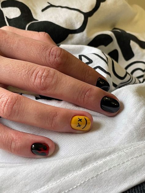 Black smile nails 😵 Crazy Gel Nails, Short Men Nail Designs, Nail Ideas Simple Black, Nail Designs Male, Masc Short Nail Designs, Nail Art Smile, Black Nail Designs Men, Nail Art For Men Black, Short Nail Art Black