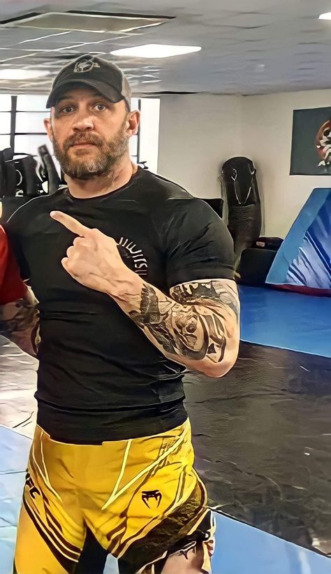 Tom Hardy Physique, Tom Hardy Boxing, Tom Hardy Jiu Jitsu, Mma Fighters Men, Tom Hardy Workout, Wrestling Workout, Ufc Training, Joker Poster, Boxing Posters