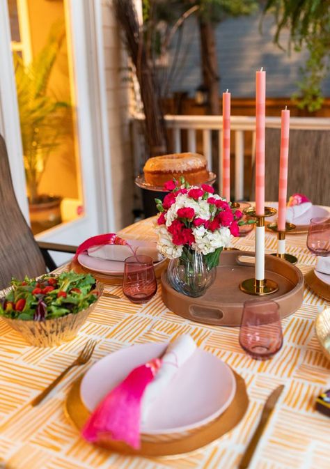 Below are a few nontraditional Thanksgiving color schemes, from a rich, jewel-toned palette to minimal neutrals. There’s sure to be a tablesetting here for everyone. #tablesetting #thanksgiving #thanksgivingtable #tablescape #tabledecor #dining #entertaining #decor #decorating #holidayideas #thanksgivingideas #elledecor Pink Thanksgiving Table, Pinterest Reference, Colorful Thanksgiving, Fashionable Hostess, Thanksgiving Decorating, Pink Thanksgiving, Thanksgiving Color, Thanksgiving Tablescape, Entertaining Decor