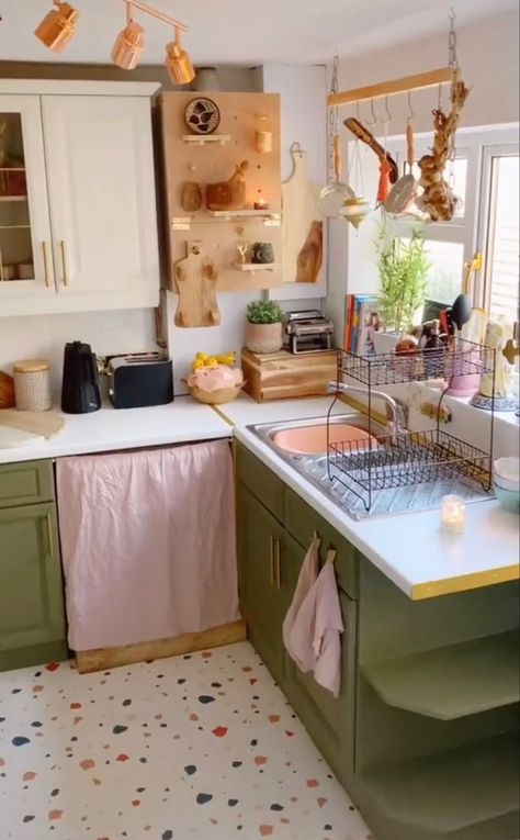 maximalist kitchen Cottagecore Apartment, Cottagecore Home, Colorful Apartment, Aesthetic Apartment, Casa Vintage, Apartment Aesthetic, Tiny Kitchen, Cottage Kitchen, Apartment Inspiration