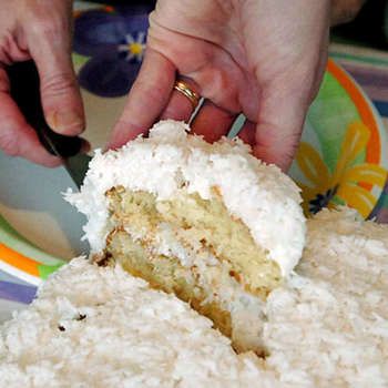 Dolly Parton Coconut Cake, Italian Cream Cakes, Coconut Cake Recipe, Cake Show, Coconut Frosting, Whipped Cream Frosting, Coconut Whipped Cream, Pineapple Cake, Poke Cake