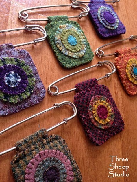 Penny Pins by Rose Clay at Three Sheep Studio Recycled Sweaters, Fabric Brooch, Penny Rug, Wool Embroidery, Felt Embroidery, Felt Jewelry, Penny Rugs, Wool Projects, Hand Dyed Wool