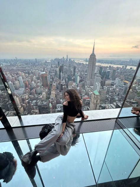 Spring New York Aesthetic, New York Aesthetic Photoshoot, Nyc Aesthetic Photos, The Edge Nyc Poses, City Pictures Aesthetic, New Yorker Outfit, New York Poses Photo Ideas, New York Girl Outfits, New York October Outfit