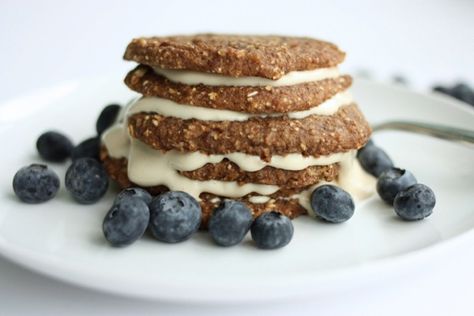 Raw Vegan Pancakes, Raw Pancakes, Raw Deserts, Raw Eating, Raw Meals, Raw Breakfast, Raw Treats, Banana Oat Pancakes, Raw Banana