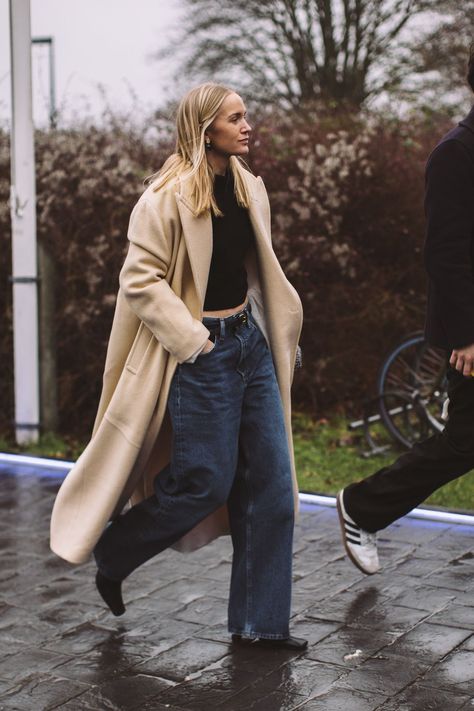 cappotto beige How To Wear Wide Leg Jeans, Scandi Street Style, Copenhagen Fashion Week Street Style, Scandi Fashion, Copenhagen Street Style, Swedish Style, Copenhagen Fashion, Scandinavian Fashion, Copenhagen Style