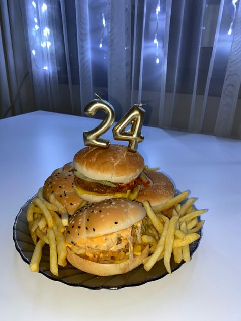 Burger Cake Birthday, Burger Cake Ideas, Burger Birthday, Burger Cake, 20 Birthday Cake, Amazing Gumball, Simple Wedding Decorations, Mini Cakes Birthday, Black Forest Cake