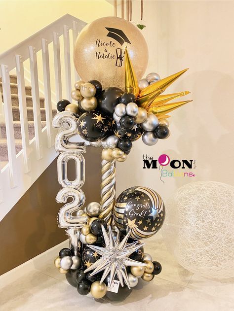 Grad Balloon Centerpiece, Ballons Center Piece, Ballon Graduation Ideas, Balloon Towers For Graduation, Graduation Balloon Columns Ideas, Graduation Balloon Bouquet Ideas, Balloon Bouquet Graduation, Balloon Over Broadway, Graduation Balloon Ideas