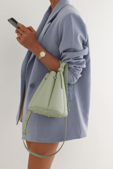 Polene Bag Street Style, Polene Bag Outfit Summer, Polene Bag Outfit, Polene Paris Bag, Pastels Palette, Blue Bag Outfit, Pastel Handbags, Polene Bag, Street Style Bags