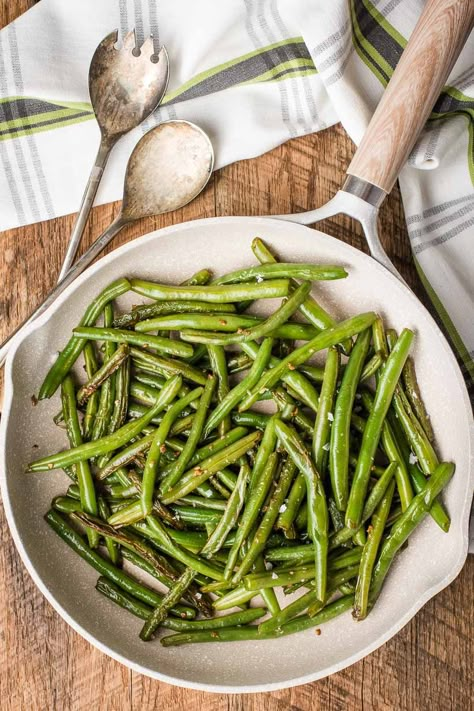 These Garlic Green Beans are a super flavorful 20 minute side dish that's perfect for any occasion! #greenbeans #easysidedish #greenbeanrecipe Quick Green Bean Recipe, Easy Green Bean Recipes, Garlic Green Bean Recipes, Garlicky Green Beans, Green Bean Recipe, Beans Vegetable, Bean Recipe, Quick Side Dishes, Garlic Green Beans