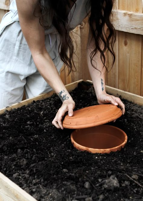 Watering With Clay Pots, Garden Olla Diy, Diy Oya Watering, Diy Olla Pot, Oya Pot, Diy Oya For Garden, Diy Olla Irrigation, Ollas Irrigation Diy, Homemade Ollas