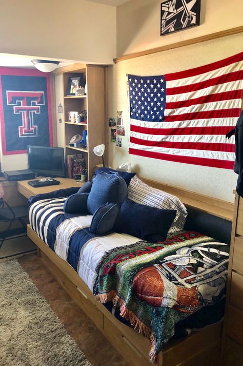 American Flag Bedroom Ideas, College Boy Room, Dorm Room Texas Tech, Aesthetic Men’s Dorm Room, Texas Tech Dorm Decor, Boy College Dorms, Texas A&m Dorm Room, Mizzou Dorm, Weymouth Dorm Texas Tech