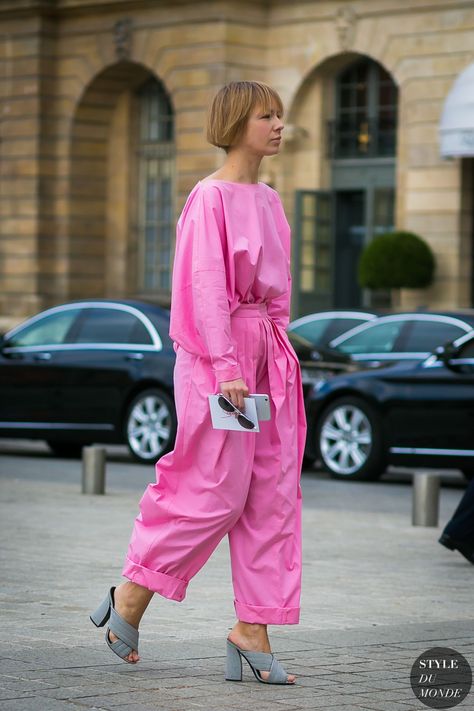 Haute Couture Fall / Winter 2017/18 Street Style: Vika Gazinskaya - Que venha o rosa! Vika Gazinskaya, Fall Inspiration, Couture Week, Street Style Chic, Street Style Inspiration, Fashion Week Street Style, 가을 패션, Pink Outfit, Look Casual