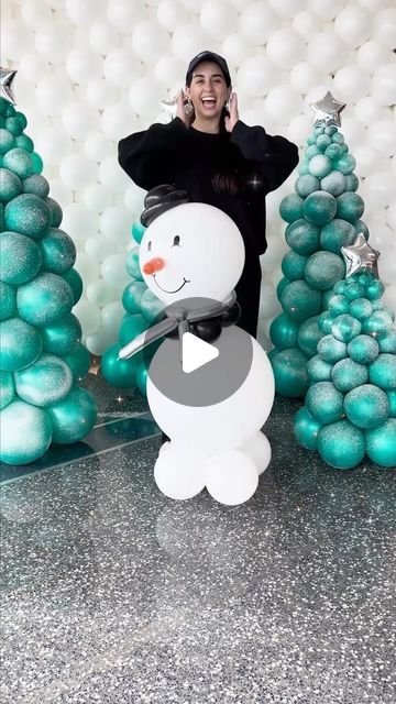 Maria Claudia Racanelli on Instagram: "Snowman Season⛄️🩵" Snowman Balloon Sculpture, Snowman Balloon, Balloon Sculptures, Balloon Art, Christmas Traditions, All Things Christmas, Winter Wonderland, Balloons, Sculpture