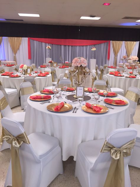 White Peach And Gold Wedding, Peach Ivory And Gold Wedding, Coral Ivory And Gold Wedding, Coral White And Gold Wedding Decor, Gold Sets For Reception With Traditional Drape, Gold Wedding Reception Tables, Gold Wedding Reception, Wedding Reception Table Decorations, Quince Decorations