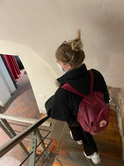 Backpack Kanken, Kanken Backpack Aesthetic School, Kanken No.2 Outfit, Kanken Backpack Outfit, Kanken Aesthetic, Kanken Backpack Aesthetic, Red Kanken Aesthetic, Fall Raven Kanken Backpack, Red Fjallraven Kanken