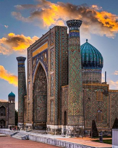 Uzbekistan Architecture, Afghani Culture, Uzbekistan Samarkand, Afghanistan Culture, Samarkand Uzbekistan, Bucket List Travel, Iranian Architecture, Mosque Design, Star Wars Background