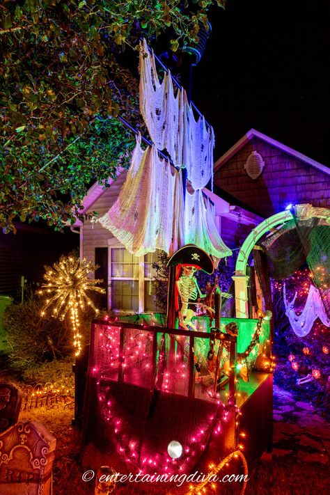 The back part of the pirate ship decorated for Halloween Pirate Ship Trunk Or Treat, Pirate Trunk Or Treat, Pirate Ship Halloween, Diy Pirate Ship, Haunted Pirate Ship, Pirate Halloween Decorations, Diy Pirate, Outdoor Halloween Decor, Pirate Crew