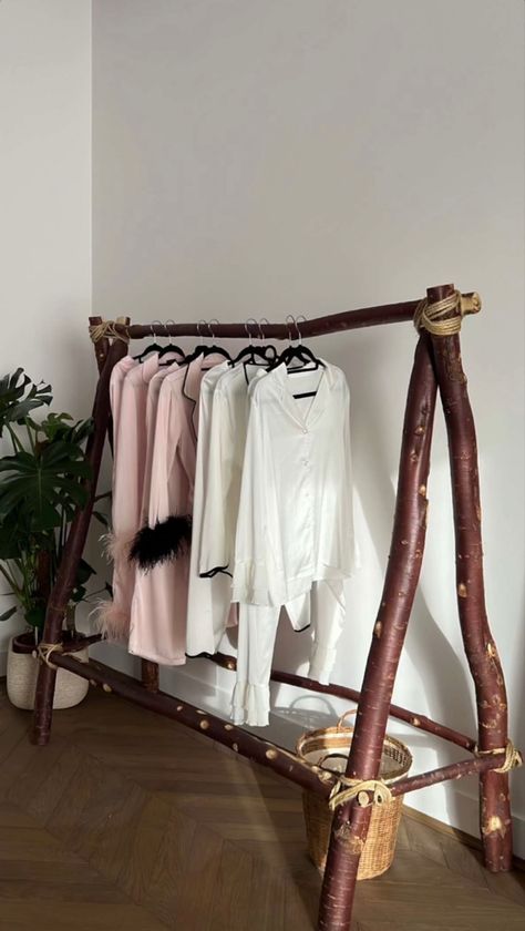 Diy Cloth Hanger Stand, Tree Branch Clothes Rack, Clothes Hanger Ideas, Clothing Rack Diy, Boutique Clothing Store Design, Wooden Clothes Rack, Clothing Rack Bedroom, Boho Tree, Boho Apartments