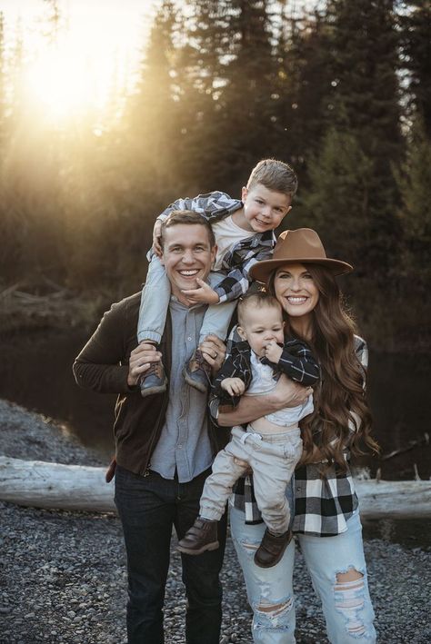 Woodsy Family Photoshoot Outfits, Wooded Photoshoot Family, Simple Fall Family Photos, Outdoor Fall Family Photoshoot Outfits, Family Picture Ideas Winter, Cabin Family Photos, Fall Studio Photoshoot Family, Family Of 4 Fall Pictures, Family Fall Pictures Outfits With Baby