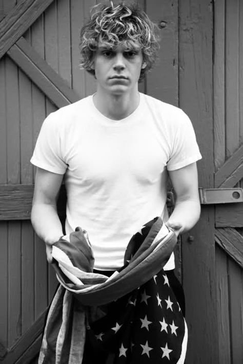 Evan Peters is an American actor. He is best known for his roles on the FX television series American Horror Story as well as his role in X-Men: Days of Future Past as Quicksilver Born: January 20, 1987 (age 27), St. Louis, MO Height: 5' 11" (1.80 m)Engaged to Emma Roberts Evan Peters American Horror Story, American Horror Stories, Tate Langdon, Evan Peters, The Perfect Guy, George Clooney, Emma Roberts, Halsey, American Horror