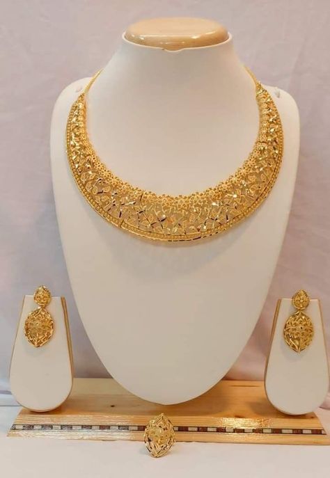 Very trending gold necklace designs Indian Gold Necklace Designs, Unique Gold Jewelry Designs, Gold Jewels Design, Bridal Necklace Designs, Stylish Lady, Neck Pieces Jewelry, New Gold Jewellery Designs, Fancy Jewelry Necklace, Indian Bridal Jewelry Sets