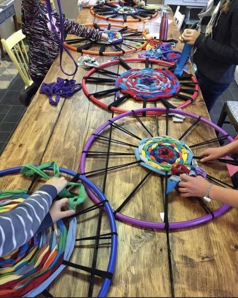 Hula Hoop Rug, فن النسيج, Weaving Projects, Hula Hoop, Camping Art, Weaving Art, Art Classroom, Traditional Rug, Rag Rug