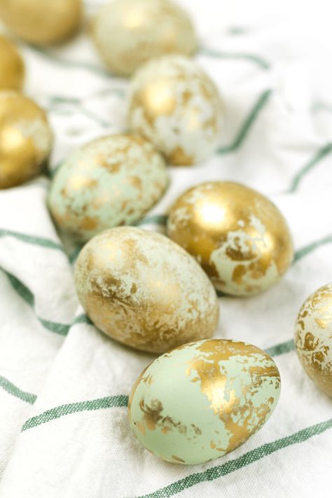 Eastern Eggs Decoration, Modern Easter Egg, Gold Easter Eggs, Eastern Eggs, Easter Things, Diy Easter Eggs, Modern Easter, Hanging Craft Ideas, Easter Craft Decorations